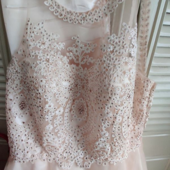 Beautiful dress - Picture 3 of 3